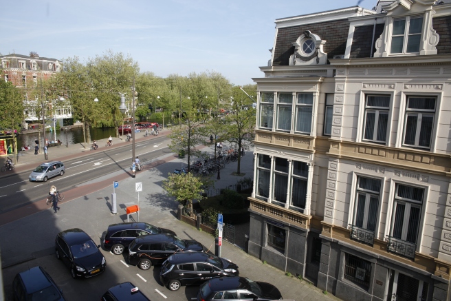 Utsikten från ett av mina hotellfönster. Vi bor i korsningen av P.C.Hoofstraat och Stadhouderskade.